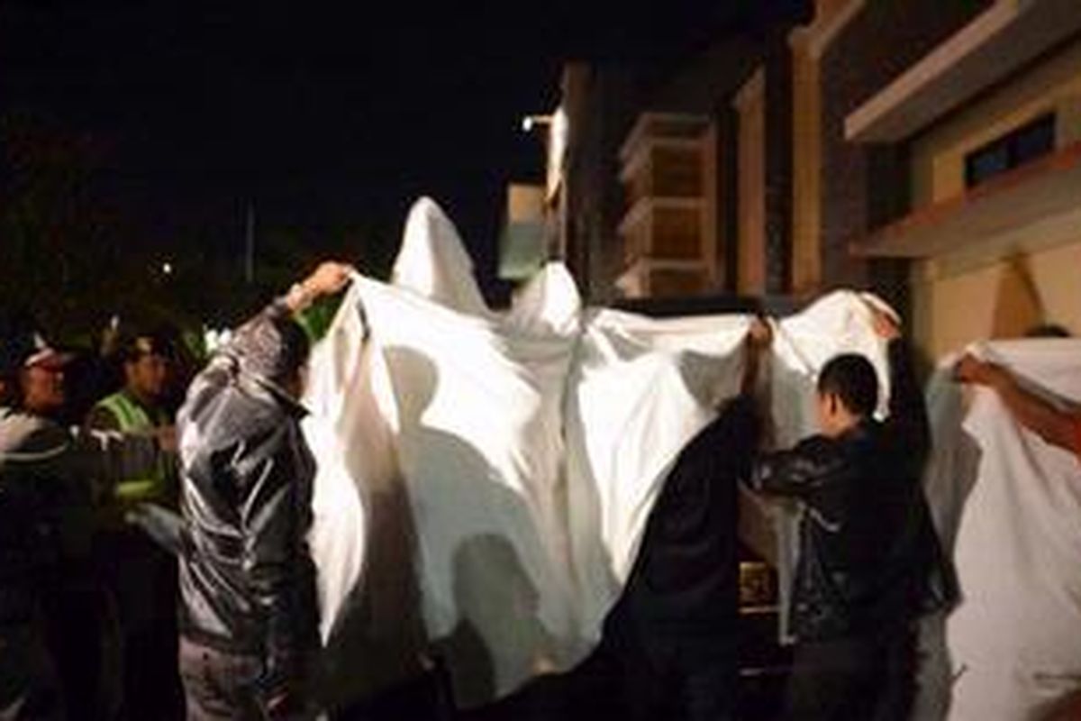 Polisi menutupi ambulan yang membawa jenazah Aipda Anumerta Suherman anggota Densus 88 di Rumah Sakit Brayat Minulyo, Kota Solo, Jawa Tengah, Sabtu (1/9/2012) dini hari. Polri menyatakan bahwa rangkaian penembakan dan pelemparan granat tersebut merupakan jaringan teroris dari kelompok baru.Dalam penyergapan Jumat (31/8/2012) malam menewaskan tersangka teroris Farhan (19), Mukhsin (19) dan dari pihak polisi Aipda Anumerta Suherman anggota Densus 88. 