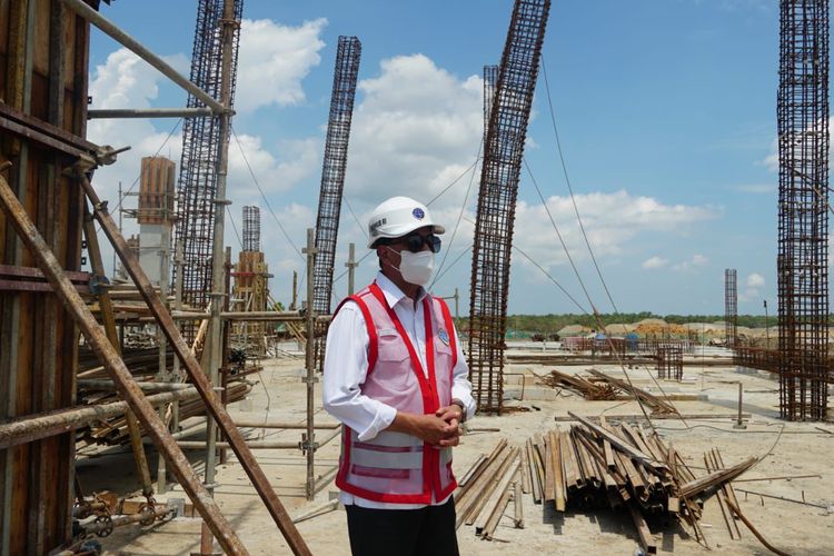 Menteri Perhubungan Budi Karya Sumadi meninjai proyek pembangunan Bandara VVIP di Ibu Kota Nusantara (IKN), Selasa (23/4/2024).