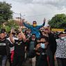 Datang ke Posko Pemenangan, Pilar Saga Digendong Pendukungnya Diiringi Yel Kemenangan