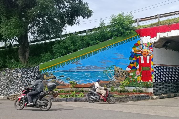 Pemandangan mural di terowongan di Jalan Komarudin Timur, RW 02 Kelurahan Cakung Timur, Jakarta Timur, Selasa (14/2/2023).