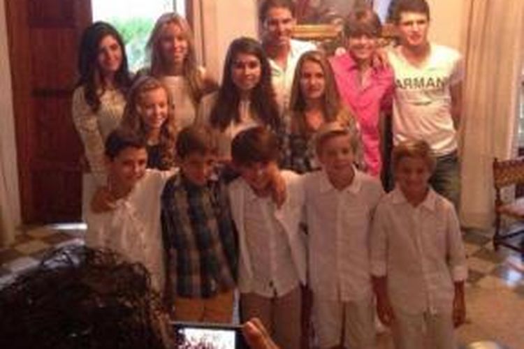 Petenis Spanyol, Rafael Nadal (tengah belakang) berfoto bersama para sepupunya dalam acara makan malam keluarga, Sabtu (21/9/2013).
