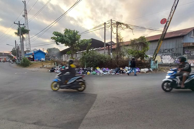 Tumpukan sampah di Jalan Lempuyangan Kota Yogyakarta masih nampak, Jumat (25/8/2023)