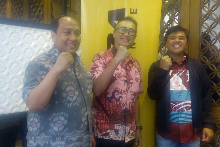 Presiden Direktur PT Adira Dinamika Multi Finance Tbk (ADMF), Hafid Hadeli (tengah) dan Direktur Keuangan Adira Finance, I Dewa Made Susila (kiri) berfoto bersama di Jakarta, Jumat (15/2/2019).