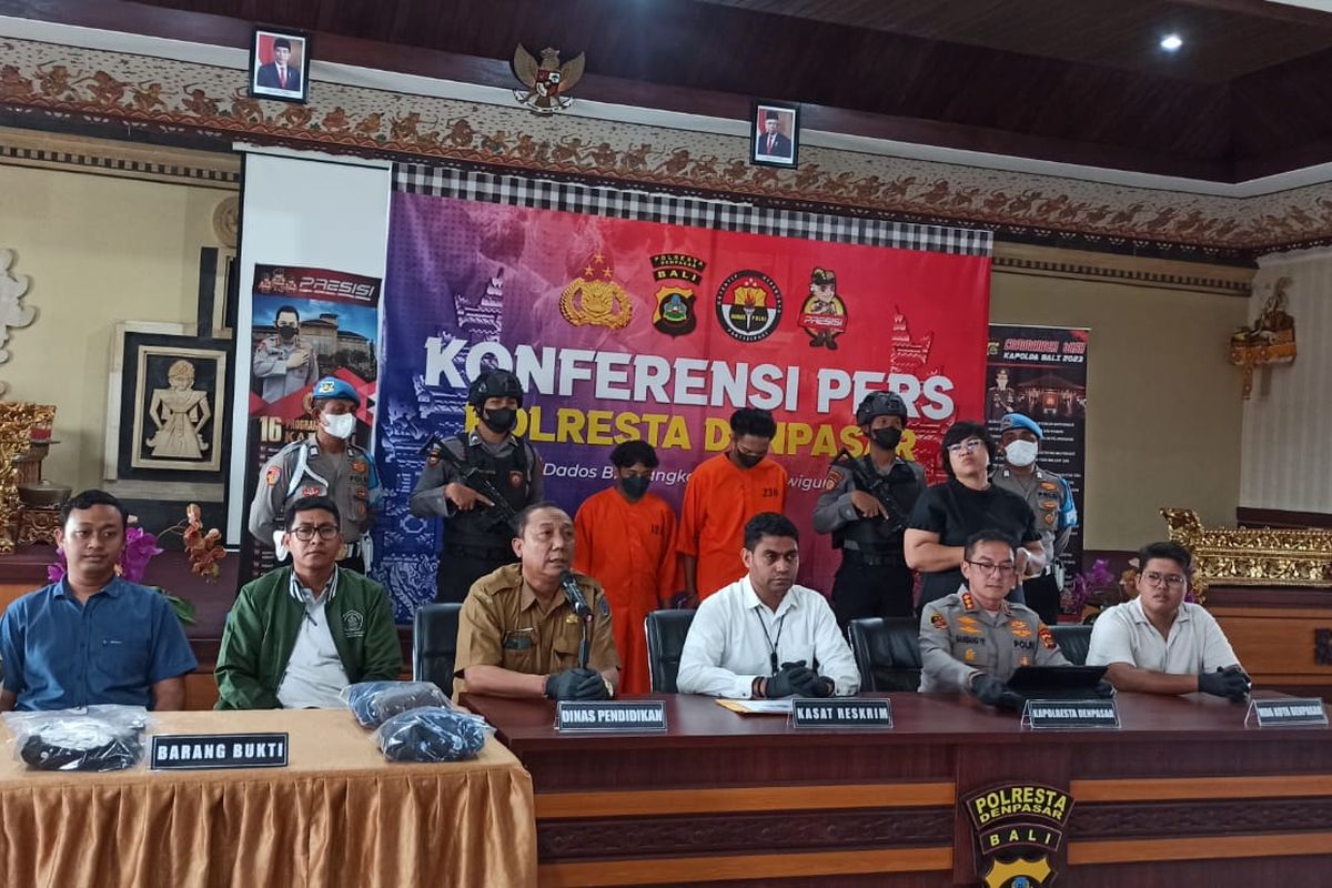 Kepala Kepolisian Resor Kota (Kapolresta) Denpasar, Kombes Pol Bambang Yugo Pamungkas bersama pejabat dari dinas terkait saat mengelar konferensi pers pengungkapan kasus penganiayaan hingga tewas terhadap seorang pria di Jalan Dewi Madri, Denpasar Timur, yang digelar pada Senin (5/6/2023). Polisi menangkap 10 orang pelaku. Delapan di antaranya, dinyatakan sebagai anak di bawah umur. Kompas.com/ Yohanes Valdi Seriang Ginta