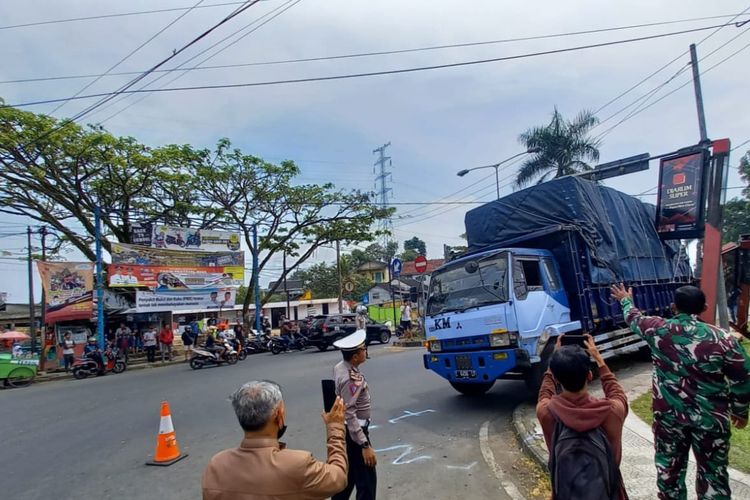 Kepala Satlantas Polresta Tasikmalaya AKP Anaga Budiharso, saat memimpin evakuasi pengendara motor tewas terlindas truk di Perempatan Rancabango depan Transmart Tasikmalaya, Jawa Barat, Selasa (2/8/2022).