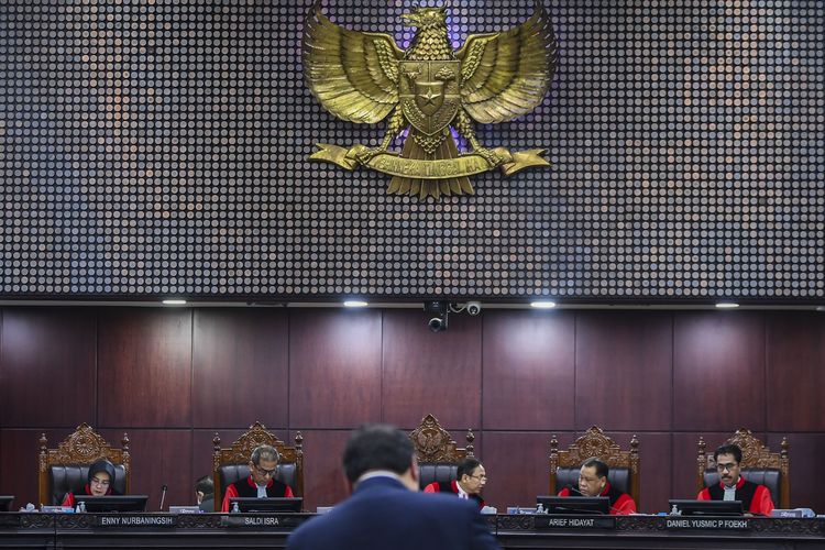Ketua Mahkamah Konsitusi Suhartoyo (tengah) didampingi Hakim Konstitusi Enny Nurbaningsih (kiri), Saldi Isra (kedua kiri), Arief Hidayat (kedua kanan), Daniel Yusmic Foekh (kanan), mendengarkan keterangan Menko Perekonomian Airlangga Hartarto saat sidang lanjutan sengketa hasil Pilpres 2024 di Mahkamah Konstitusi, Jakarta, Jumat (5/4/2024). MK memanggil Menko PMK, Menko Perekonomian, Menkeu dan Mensos untuk melakukan pendalaman lebih jauh oleh hakim konstitusi dalam sidang PHPU Pilpres 2024. 