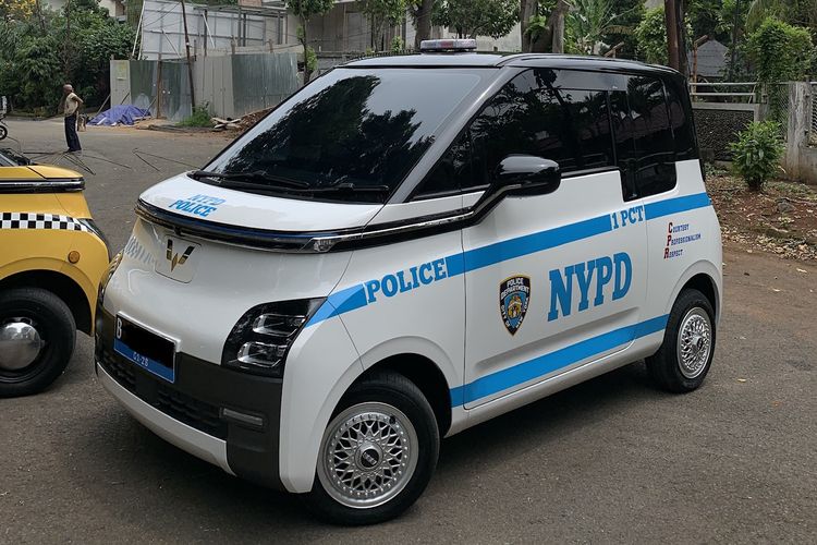 Modifikasi Wuling Air ev menggunakan decal kepolisian New York