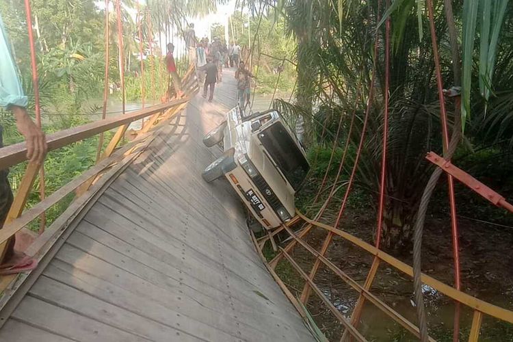 Jembatan gantung di Desa Alue Kejrueng, Kecamatan Tanah Luas, Kabuapten Aceh Utara, Provinsi Aceh, nyarus putus pada 9 Oktober 2023 lalu
