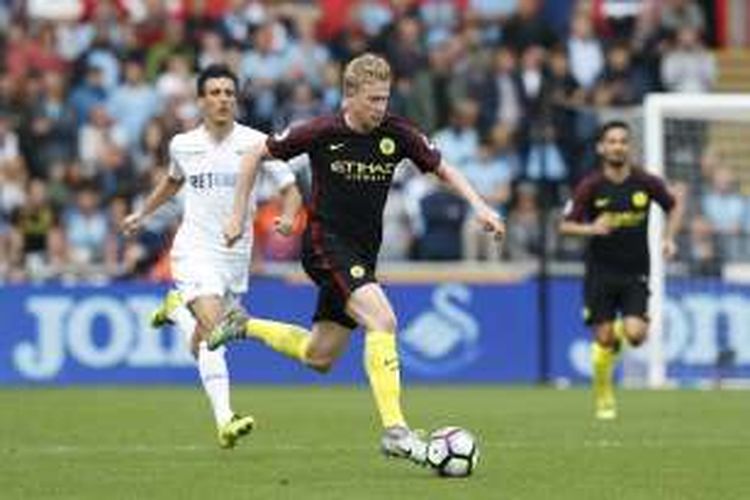 Gelandang Manchester City, Kevin De Bruyne, tampil pada laga Premier League kontra Swansea City di Stadion Liberty, Sabtu (24/9/2016).