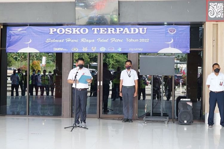 Novi Hantoro selaku General Manager Bandara Sentani, saat memberikan sambutan dan membuka Posko Angkutan Udara Lebaran Tahun 2022 (1443H) di Bandara Sentani, Kabupaten Jayapura, Papua, Minggu (24/04/2022).