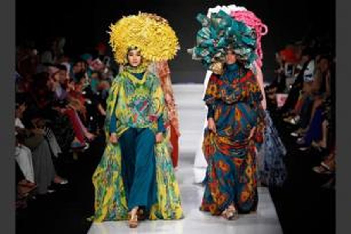 Model menampilkan busana muslim karya desainer Indonesia, Fenny Mustafa dalam Jakarta Fashion Week di Jakarta, 22 Oktober 2013. Sebanyak 240 desainer dan fashion labels ambil bagian dalam Jakarta Fashion Week yang berlangsung hingga 25 Oktober 2013.