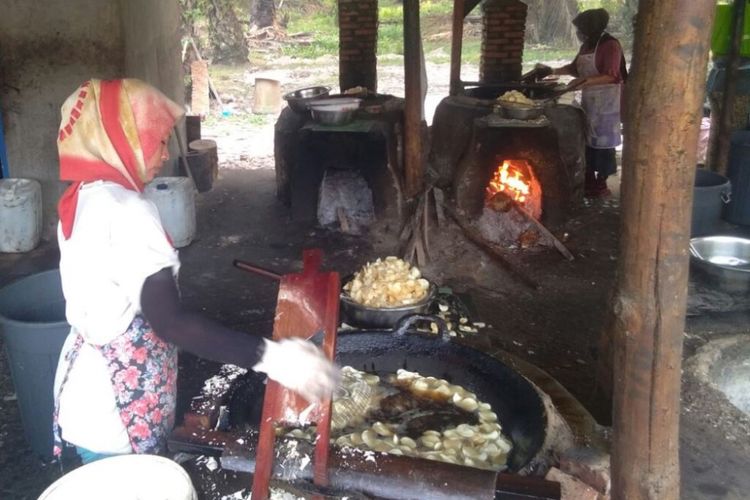 Pekerja menggoreng ubi di lokasi Keripik Rindu, Desa Air Itam, Kecamatan Gebang, Kabupaten Langkat, Sumatera Utara, Jumat (30/3/2018).