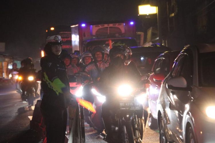 Suasana di balik kemacetan panjang kendaraan di jalur wisata Puncak Bogor, Jawa Barat, pada momen libur lebaran atau Minggu (30/4/2023).