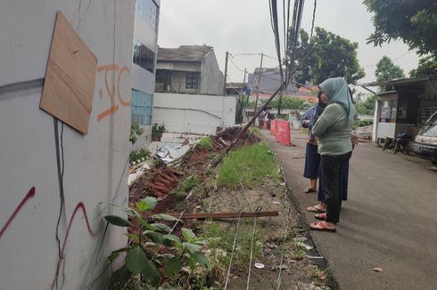 Tembok Roboh di Bintaro Sektor 9 Belum Ditangani, Warga Khawatir Picu Longsor