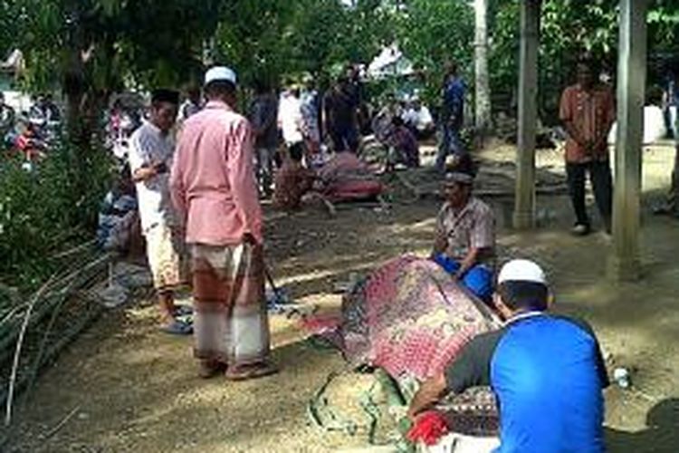 Sejumlah warga di Kabupaten Bone, Sulawesi Selatan tengah menyiapkan dua keranda mayat terkait korban tewas tersambar petir. Jumat, (18/10/2013).