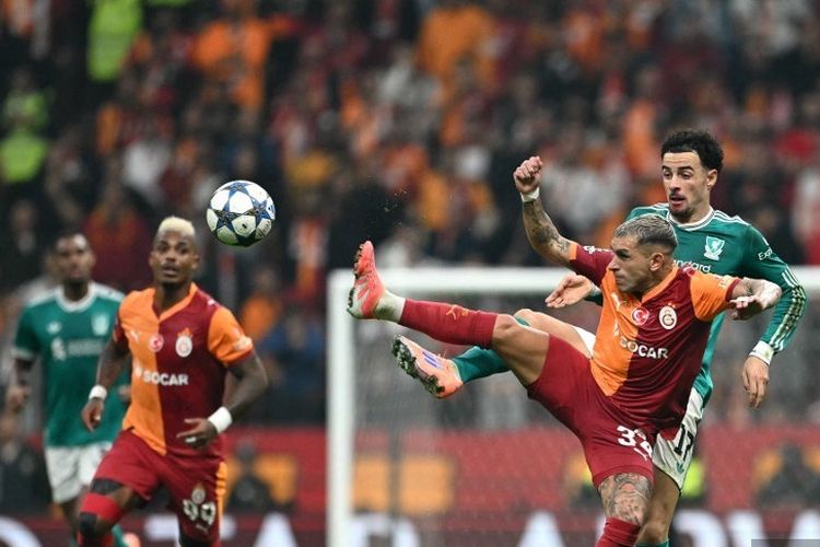 Lucas Torreira (tengah) berebut bola dengan Curtis Jones dalam pertandingan Liga Champions Galatasaray vs Liverpool di Ali Sami Yen di Istanbul pada 17 September 2025. (Foto oleh Ozan KOSE / AFP)