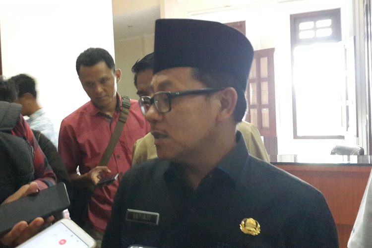 Wali Kota Malang Sutiaji saat diwawancara usai paripurna penetapan APBD Kota Malang tahun anggaran 2020 di Gedung DPRD Kota Malang, Senin (4/11/2019).