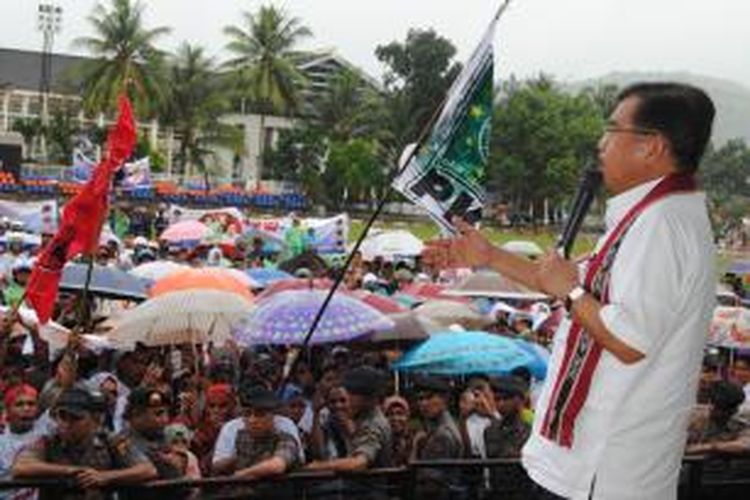 Calon Wakil Presiden Jusuf Kalla saat berkampanye di Tribun Lapangan Merdeka Ambon, Sabtu (14/6/2014) sore. Meski diguyur hujan, ribuan warga Kota Ambon tetap menyimak apa yang disampaikan JK