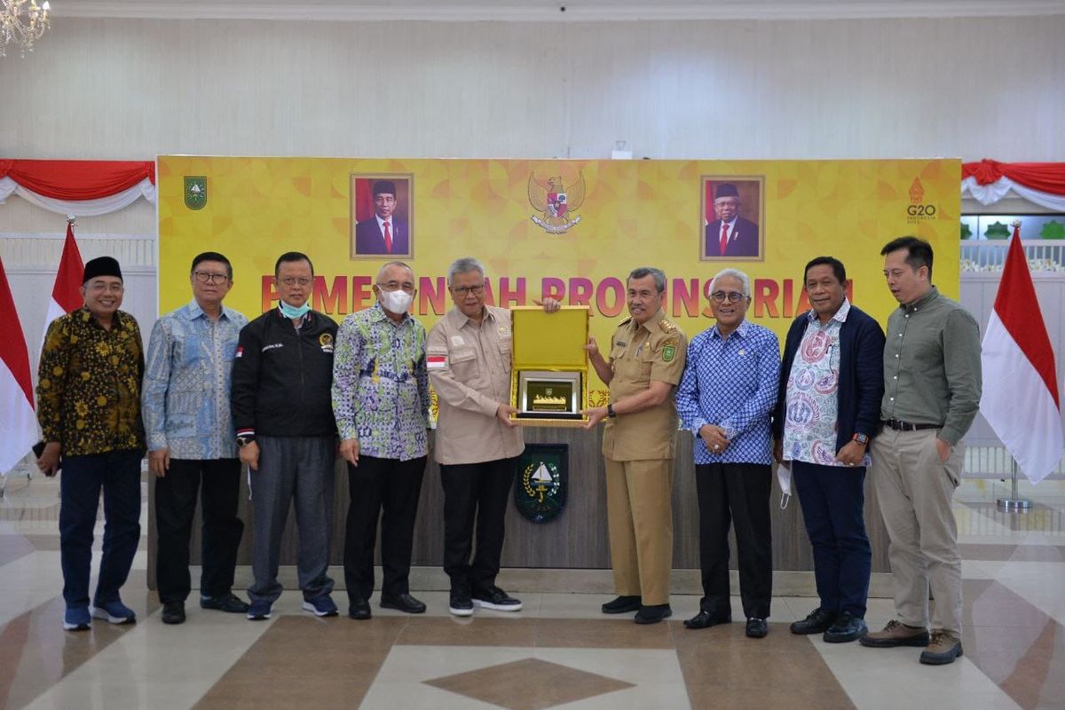 Gubernur Riau Syamsuar saat menghadiri rapat pertemuan dengan Tim Komisi II Dewan Perwakilan Rakyat (DPR) Republik Indonesia (RI) dalam rangka Reses Masa Persidangan V Tahun Persidangan 2021-2022 di Gedung Daerah Balai Serindit Gubernuran Riau, Pekanbaru, Riau, Senin (11/7/2022).

