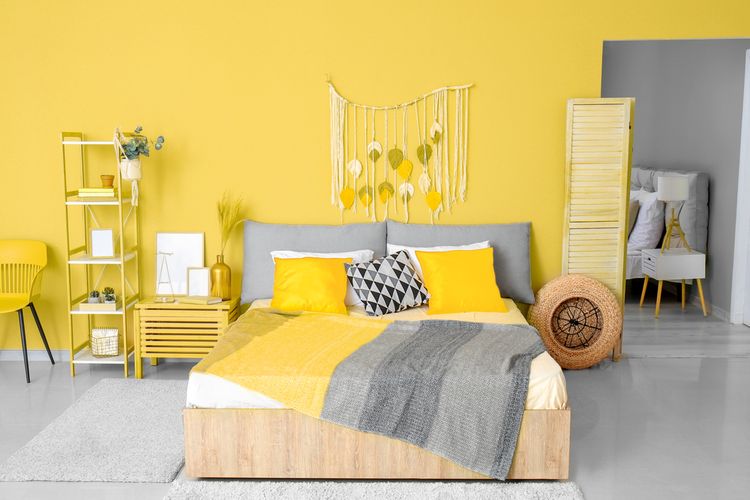 Ilustrasi kamar tidur dengan warna cat kuning.