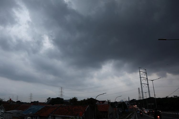 Mendung menyelimuti  kawasan  Duren Sawit, Jakarta Timur, Selasa (26/6/2018). 