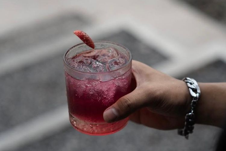 Salah satu minuman di TW Caf&eacute; and Eatery untuk menemani nobar timnas Indonesia di Kota Surabaya.