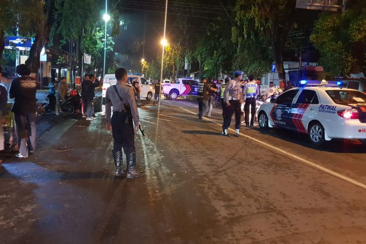 Suara knalpot sepeda motor yang bising jadi mendadak hening saat polisi membubarkan aksi balap liar di Jalan R Suprapto, Kota Purwodadi, Kabupaten Grobogan, Jawa Tengah, Minggu (13/1/2018) dinihari saat ada patroli polisi. 