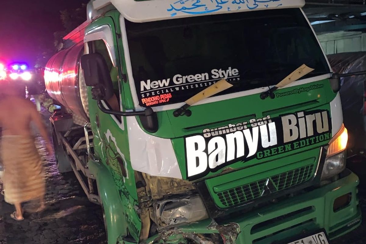 Truk tangki pengangkut air dengan nomor polisi AG 8651 VG yang terlibat kecelakaan maut di Jalan Wilis, Desa Semare, Kecamatan Berbek, Kabupaten Nganjuk, Jawa Timur, Kamis (10/4/2025) malam