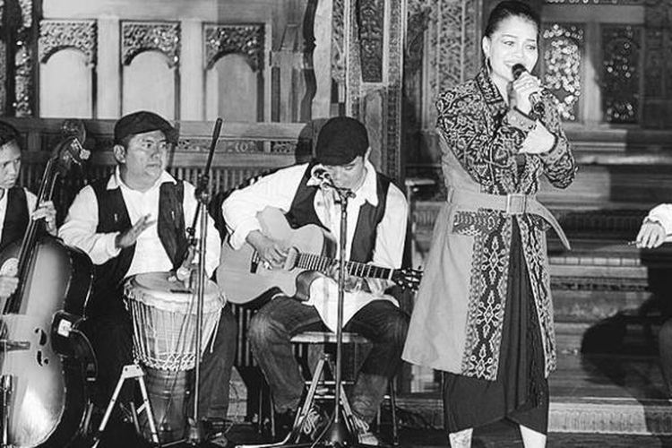 Kelompok musik Krontjong Toegoe tampil dalam pentas malam apresiasi budaya Krontjong Toegoe dari Masa ke Masa di Bentara Budaya Jakarta, Kamis (16/1/2014). Pentas ini sebagai bentuk apresiasi untuk musik keroncong yang kian terpinggirkan.