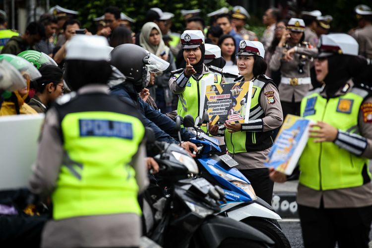 Petugas kepolisian dari direktorat lalu lintas (Ditlantas) Polda Metro Jaya menyosialisasikan penerapan sistem tilang elektronik atau electronic traffic law enforcement (ETLE) untuk kendaraan roda dua atau motor di Simpang Sarinah, Thamrin, Jakarta Pusat, Senin (3/2/2020). Untuk saat ini sistem ETLE untuk pengendara sepeda motor fokus pada penindakan tiga pelanggaran, yakni penggunaan helm, menerobos traffic light, dan melanggar marka jalan. Penerapan aturan tersebut telah resmi diberlakukan mulai Sabtu (1/2/2020).