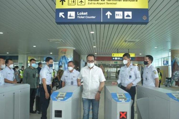 Menteri Perhubungan (Menhub) Budi Karya Sumadi saat meninjau Kereta Bandara Yogyakarta International Airport (YIA).