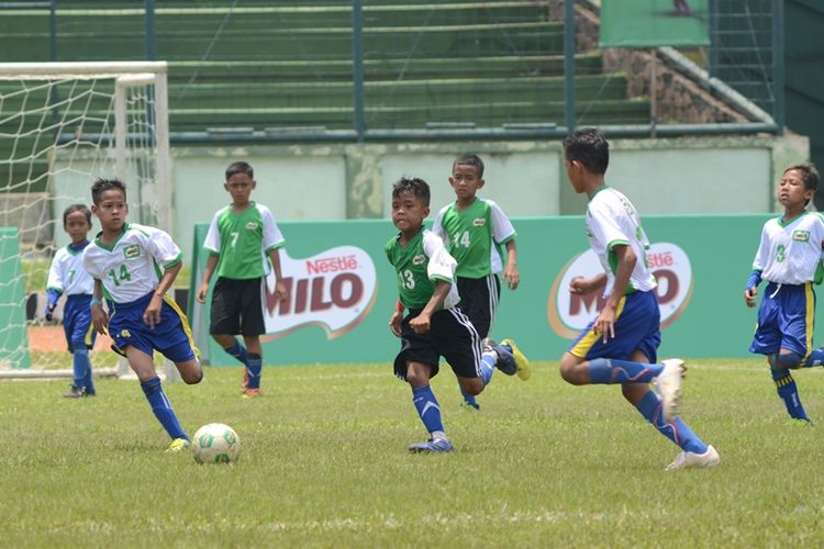 Suasana pertandingan babak penyisihan final regional MILO Football Championship Bandung di Stadion Siliwangi, Sabtu (9/3).