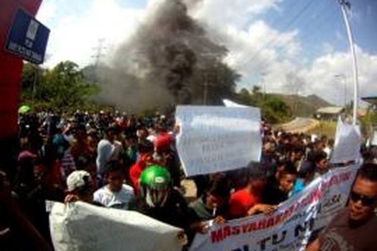 Ratusan orang dari Kecamatan Lalonggasumeeto, Konawe, Sulawesi Tenggara berunjukrasa di depan kantor PLTU Nii Tanasa. Mereka memprotes limbah perusahaan itu lantaran telah menceramari laut.
