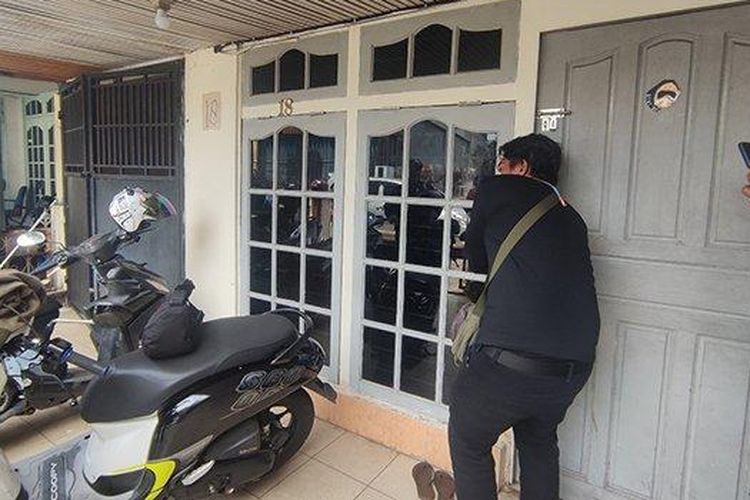 Polisi menutup rumah yang dijadikan kantor pinjaman online di Gang Syukur 1, Jalan Veteran, Kecamatan Pontianak Selatan, Kota Pontianak, Kalimantan Barat, Sabtu 16 Oktober 2021. Setidaknya ada 14 orang yang diamankan di kantor tersebut untuk dilakukan pemeriksaan oleh Polda Kalimantan Barat.