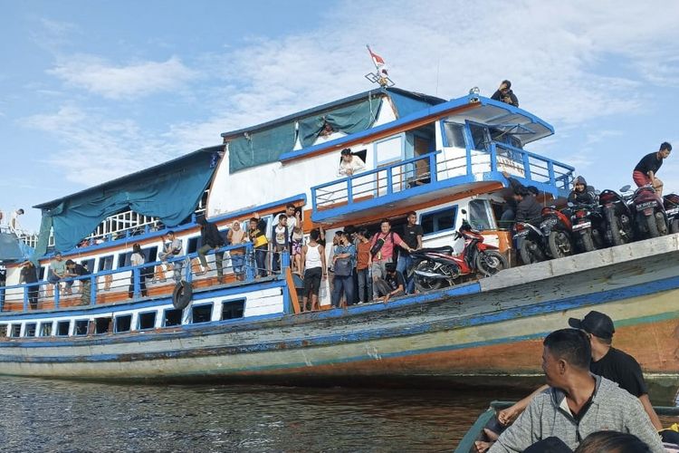 Pelabuhan Lombok ke Sumbawa disebut dengan Pelabuhan Poto Tano, dengan rute Kayangan Poto Tano dengan jarak Pelabuhan Kayangan ke Poto Tano 31 kilometer. 