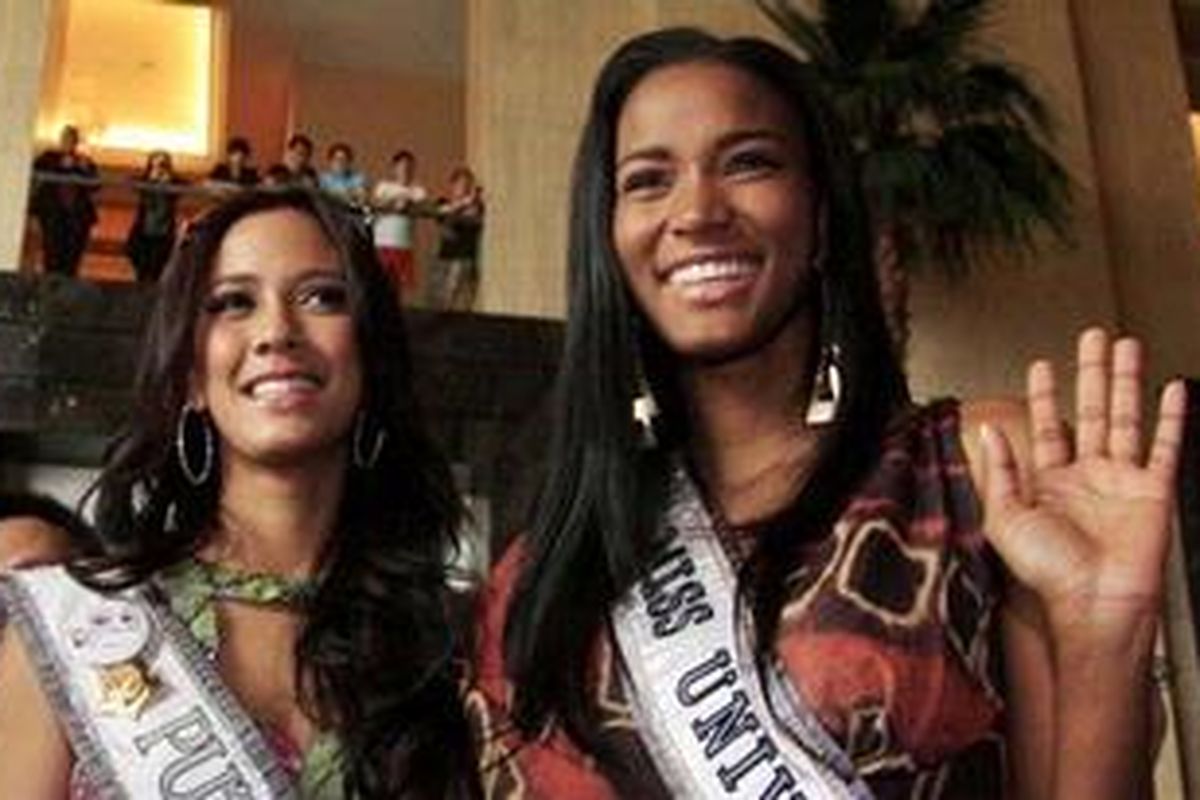Miss Universe 2011 Leila Lopes saat baru tiba di Hotel Ritz-Carlton, Mega Kuningan, Jakarta Selatan, ditemani oleh Puteri Indonesia 2010 Nadine Alexandra Dewi Ames, Rabu (3/10/2011).