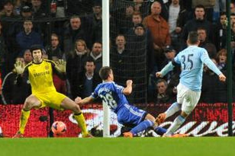 Striker Manchester City, Stevan Jovetic, saat melepaskan tendangan ke gawang Chelsea yang berujung gol pada babak 16 besar Piala FA di Stadion Etihad, Sabtu (15/2/2014). City menang 2-0 pada laga tersebut. 
