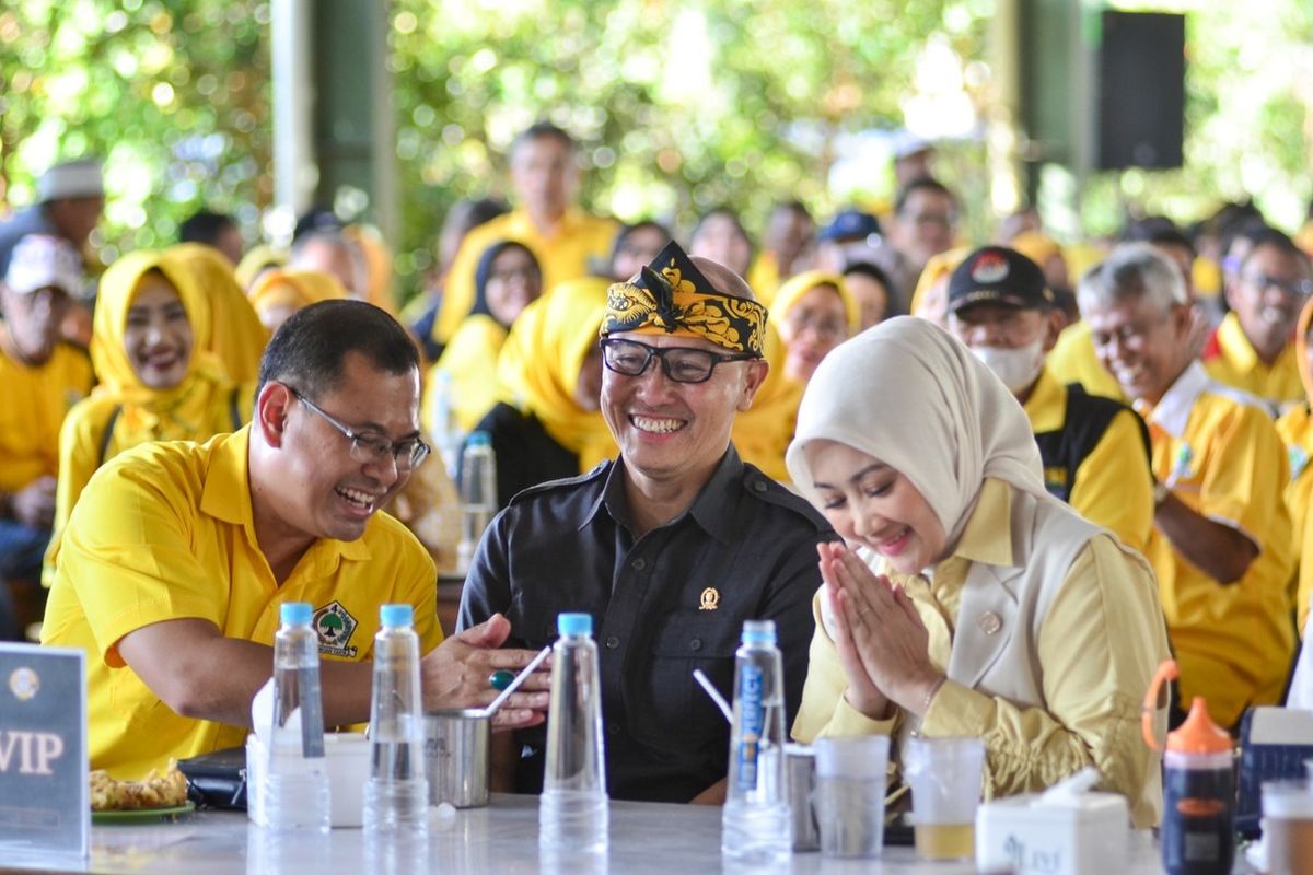 Bakal calon Wali Kota Bandung dari Partai Golkar, Arfi Rafnialdi (kiri) Ketua DPC Partai Golkar Kota Bandung, Edwin Senjaya (tengah) dan Anggota DPR RI terpilih Atalia Praratya