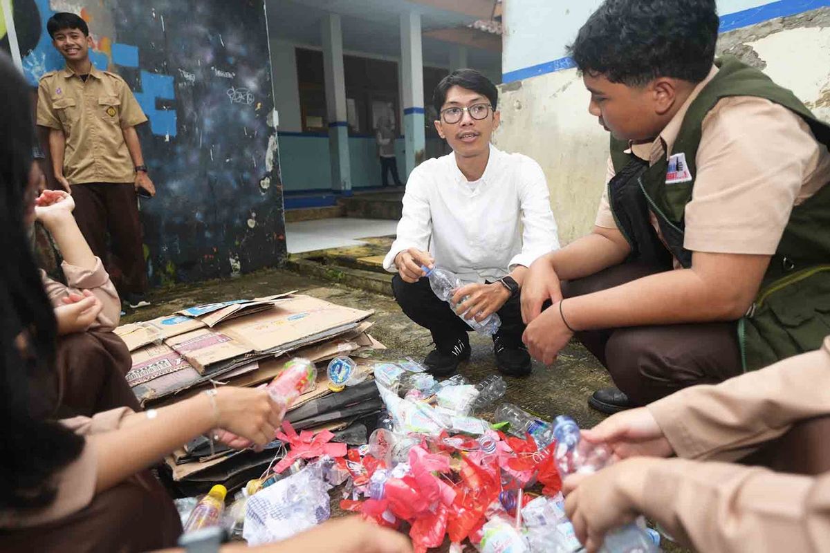 Guru dan murid si SMAN 2 Sukabumi melakukan praktik pemilahan sambah