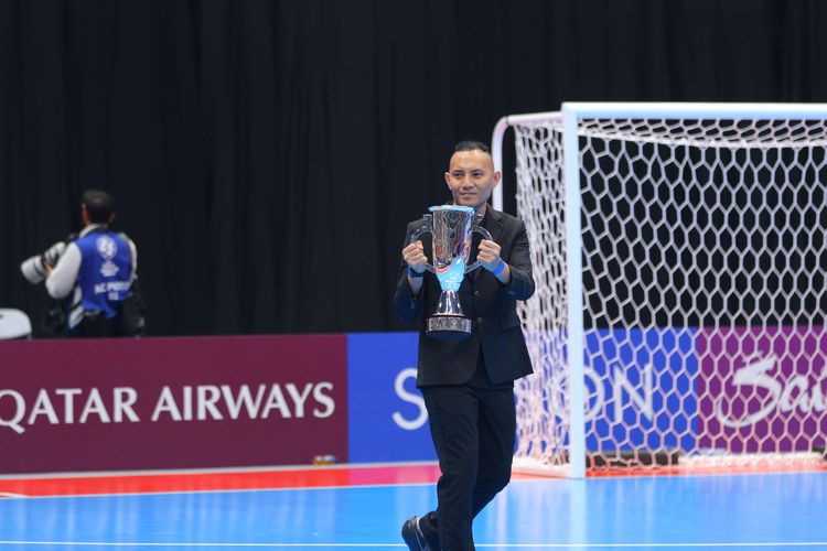Legenda futsal Indonesia Caisar Silitonga hadir membawa piala dalam pertandingan antara Indonesia vs Iran dalam ajang final AFC Futsal ASIAN CUP 2026 di Indonesia Arena, Jakarta Pusat, Sabtu (7/2/2026).