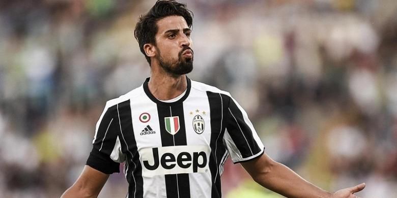 Gelandang Juventus, Sami Khedira, melakukan selebrasi seusai membobol gawang Lazio, pada laga Serie A di Stadion Olimpico, Roma, Sabtu (27/8/2016).