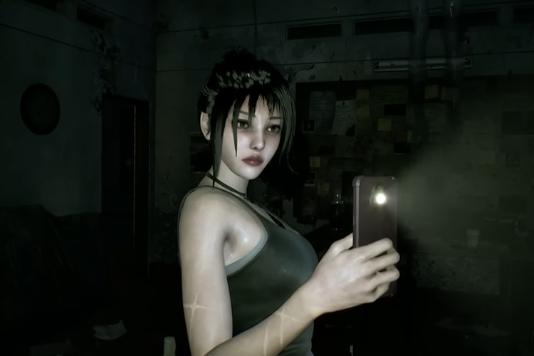 Linda di Dreadout 3 yang sedang menggunakan ponselnya untuk memotret dan mendeteksi hantu.