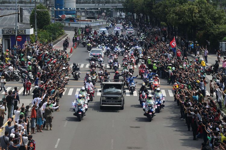 Sebanyak 20 pebalap MotoGP turut serta dalam parade MotoGP di Jakarta, Rabu (16/3/2022). Parade dari depan Istana Merdeka menuju Bundaran Hotel Indonesia, Jakarta Pusat ini sebagai rangkaian acara sebelum memulai balapan di Sirkuit Mandalika, Lombok, Nusa Tenggara Barat, Minggu (20/3/2022).
