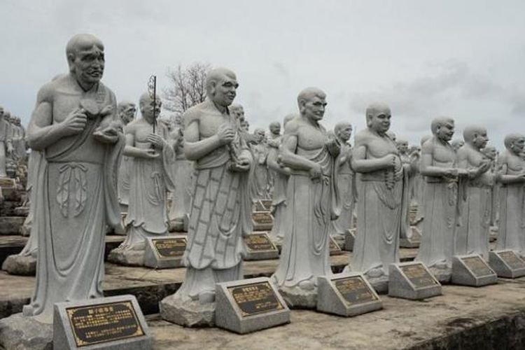 Vihara Ksitigarbha Bodhisattva atau Vihara Patung Seribu Wajah di Tanjung Pinang, Pulau Bintan, Kepulauan Riau. Wajah setiap patung berbeda-beda.