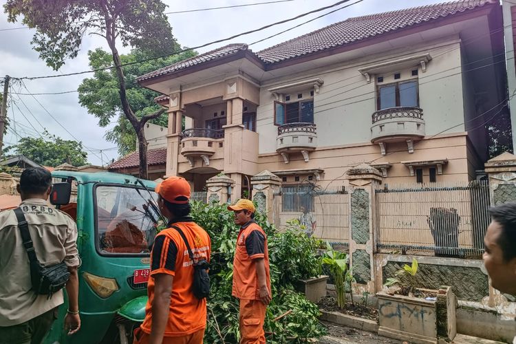 Kondisi rumah mewah yang viral karena terbengkalai di Kelurahan Jatinegara, Kecamatan Cakung, Jakarta Timur, Kamis (5/1/2023).