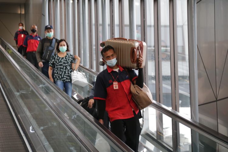 Sejumlah penumpang terlihat menuruni eskalator menuju kereta api di Stasiun Bandung. Jumlah penumpang KA musim mudik 2022 meningkat dibanding tahun sebelumnya. 