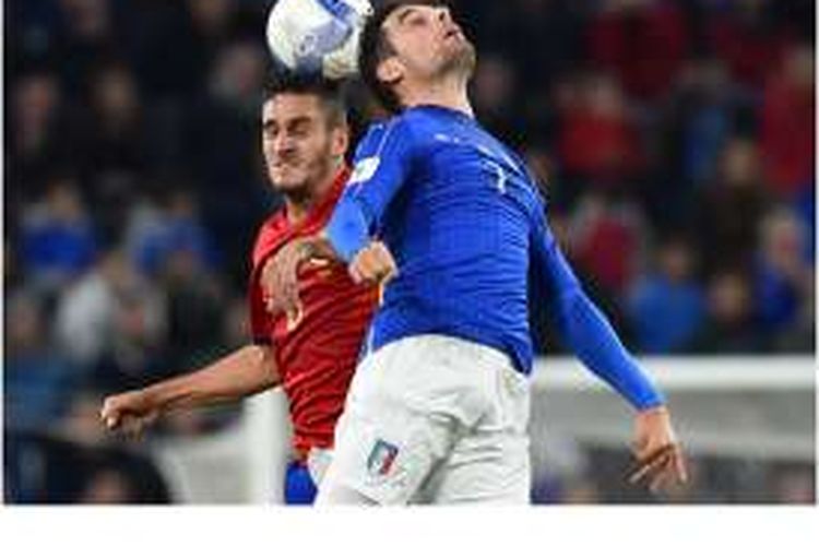Gelandang Spanyol, Koke (kiri), berduel dengan gelandang Italia, Giacomo Bonaventura, dalam pertandingan penyisihan Grup G Kualifikasi Piala Dunia 2018 Zona Eropa di Juventus Stadium, Turin, Kamis (6/10/2016). Laga berakhir imbang 1-1.