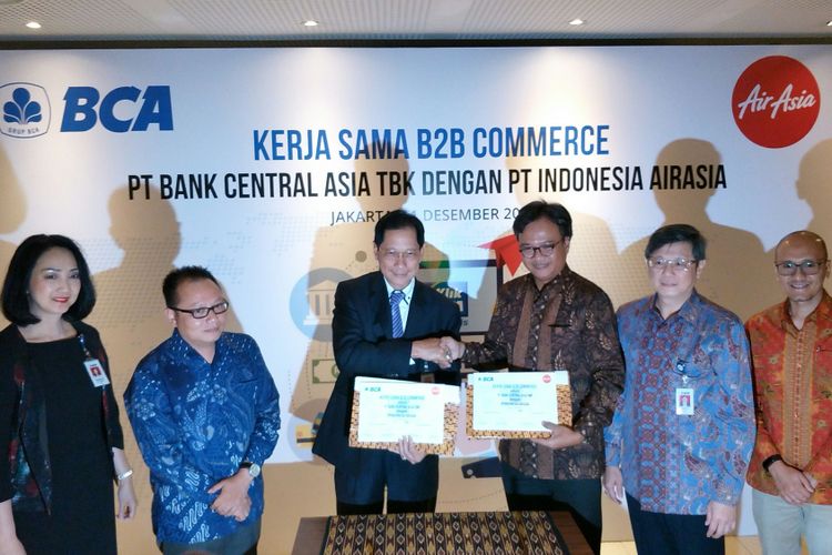 Konfrensi pers Bank Central Asia Tbk (BCA) terkait kerja sama bisnis dengan AirAsia di Menara BCA, Jakarta, Senin (11/12/2017).