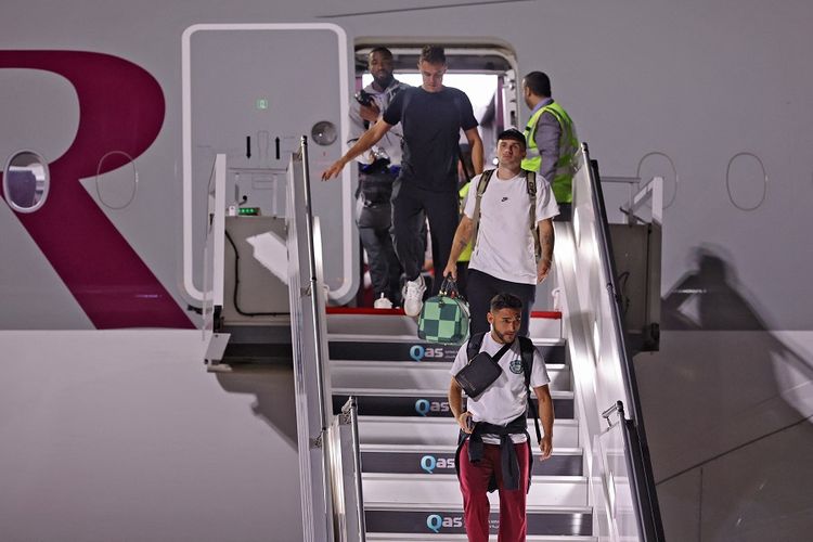 Para pemain timnas Amerika Selatan tiba di Bandara Internasional Hamad, Diha, Qatar, pada Kamis (10/11/2022). Timnas Amerika Serikat merupakan salah satu peserta putaran final Piala Dunia 2022 Qatar. Mereka tergabung di Grup B bersama Inggris, Iran, dan Wales. (Photo by KARIM JAAFAR / AFP)