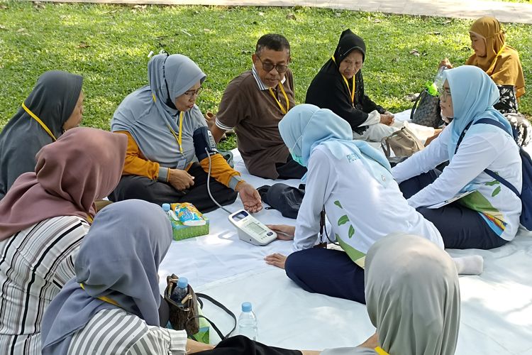 Cerita Sarmi dan Toni, Lansia Pengidap Hipertensi yang Rutin Periksa ke Dokter